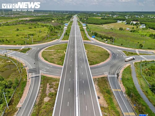 Trong tổng chiều dài gần 58 km, khoảng 55 km đã hoàn thành. Gần 26 km được đưa vào khai thác tạm, gồm đoạn từ nút giao cao tốc TP.HCM - Trung Lương đến nút giao Nguyễn Văn Tạo và đoạn từ nút giao Phước An đến Quốc lộ 51, với toàn bộ 7/7 nút giao đã hoàn thành.