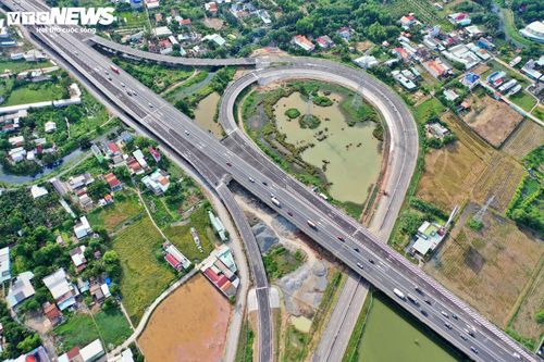 Đoạn cao tốc phía tây dài 3,4 km, kết nối từ nút giao cao tốc TP.HCM - Trung Lương (xã Bến Lức, Tây Ninh) đến Quốc lộ 1A (xã Hưng Long, TP.HCM), được đưa vào khai thác từ đầu năm 2025. Đến dịp 30/4/2025, đoạn phía tây dài 18,8 km từ nút giao Quốc lộ 1A đến Nguyễn Văn Tạo (xã Hiệp Phước) tiếp tục hoàn thành và đưa vào khai thác.