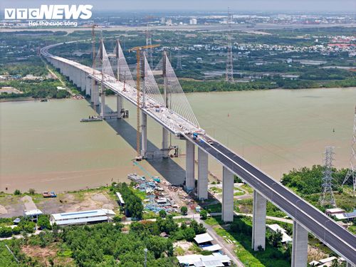 Cầu Phước Khánh được hợp long ngày 22/7, hiện đạt khoảng 98% khối lượng thi công. Các đơn vị đang tăng tốc để hoàn thành công trình vào cuối tháng 8. Những hạng mục còn lại chủ yếu gồm hệ thống điện chiếu sáng, lan can, khe co giãn và thảm bê tông nhựa.
