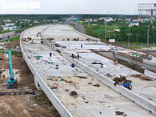 Tại điểm cuối dự án, gói thầu XL-NG51 đang được triển khai để hoàn thiện kết nối với cao tốc Biên Hòa - Vũng Tàu và Quốc lộ 51. Hạng mục này dự kiến hoàn thành vào cuối tháng 8.