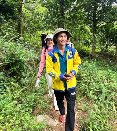 Anh Triệu Văn Long, người Dao trong hành trình hướng dẫn cả đoàn men theo đường rừng để lên đỉnh Cao Xiêm. (Ảnh: Chu Linh)