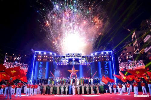 Pháo hoa rực sáng trên nền trời Thủ đô trong chương trình nghệ thuật chính luận “81 mùa bình yên”