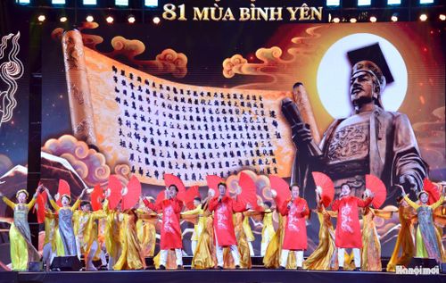 Cảnh quan, kiến trúc, lịch sử và ký ức của Hà Nội trở thành phông nền sống động để kể câu chuyện về những người giữ bình yên mỗi ngày.
