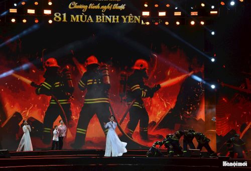 Chương III - “Bình yên trong kỷ nguyên mới” mở đầu bằng một khoảng lặng đặc biệt qua vở chính kịch “Phía sau bình yên” - câu chuyện về người chiến sĩ hy sinh trong khi thực hiện nhiệm vụ phòng cháy, chữa cháy.