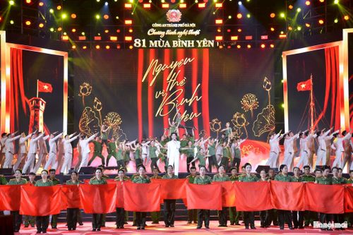 Một trong những nét đặc biệt của “81 mùa bình yên” là hồ Hoàn Kiếm, tượng đài “Cảm tử cho Tổ quốc quyết sinh” và phố Đinh Tiên Hoàng được khai thác như một phần không thể tách rời của tác phẩm.