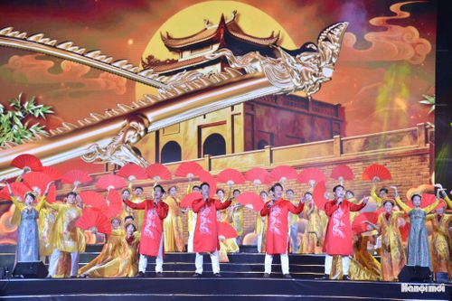 Chương I - “Dòng chảy bình yên” đưa khán giả trở về với chiều sâu văn hiến của Thăng Long - Hà Nội, đi qua những lớp trầm tích lịch sử, mùa Thu cách mạng năm 1945 để cảm nhận sự bình yên hôm nay được bồi đắp từ lịch sử, truyền thống và những giá trị được trao truyền qua nhiều thế hệ.