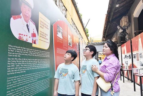 Khách tham quan trưng bày chuyên đề “Tâm son, chí thép” tại Di tích Nhà tù Hỏa Lò, tháng 8-2026. Ảnh: Thư Vũ