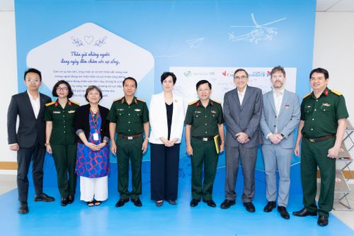 Thiếu tướng Trần Quốc Việt, Giám đốc Bệnh viện Quân y 175 (thứ 4 từ trái sang); Bà Annie Dubé, Tổng Lãnh sự Canada tại TP Hồ Chí Minh; Đại tá Lê Văn Đông, Phó Cục trưởng Cục Quân y. Ảnh: UN Women