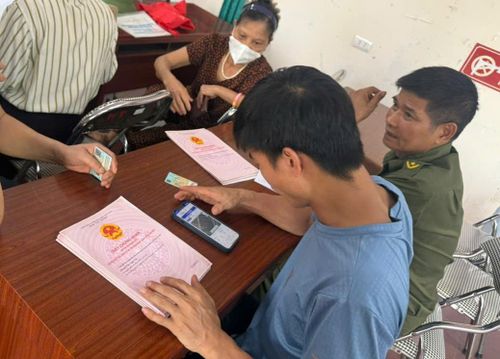 Xã Ứng Hòa huy động lực lượng hỗ trợ Chi nhánh Văn phòng đăng ký đất đai khu vực làm sạch dữ liệu đất đai, phần đấu hoàn thành trước ngày 30-8. Ảnh: Đức Duy