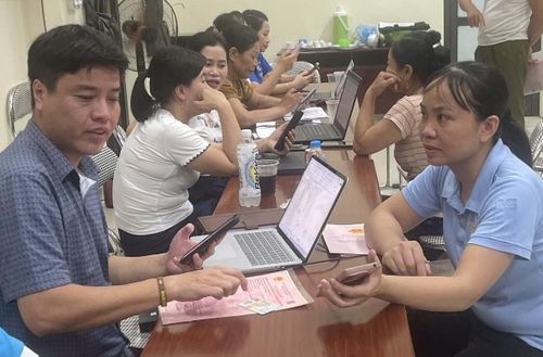 Xã Ứng Hòa thành lập các tổ công tác xuống từng thôn làm sạch dữ liệu đất đai. Ảnh: Đức Duy