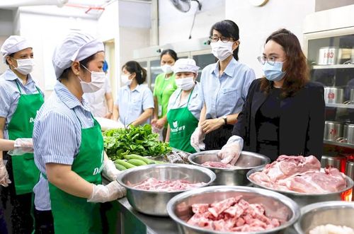 Đoàn liên ngành thành phố truy xuất nguồn gốc sản phẩm tại một cơ sở trên địa bàn Hà Nội.