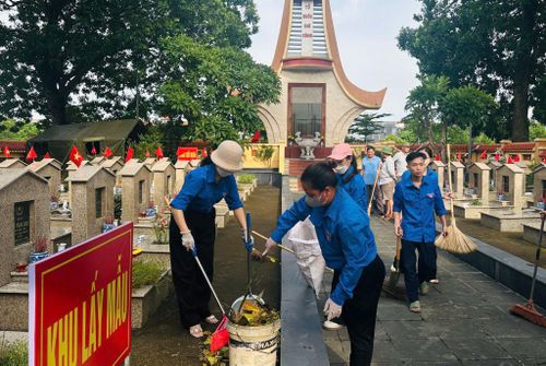 Thanh niên Hà Nội quét dọn vệ sinh khu lấy mẫu. Ảnh: CTV.