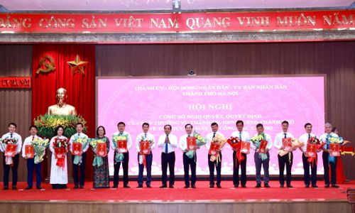 Ủy viên Bộ Chính trị, Bí thư Thành ủy Hà Nội Trần Đức Thắng trao các Quyết định của Ban Thường vụ Thành ủy và UBND thành phố Hà Nội cho các đồng chí nhận nhiệm vụ mới ngày 10-8-2. Ảnh Thành Thái