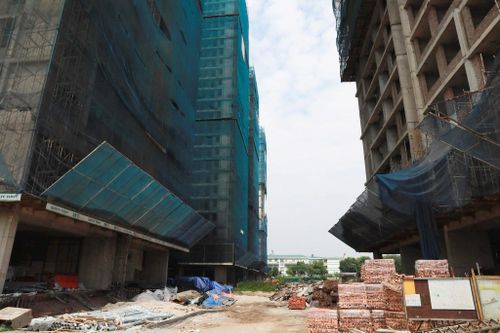 Đoàn kiểm tra UBND phường Hoàng Liệt đã yêu cầu chủ đầu tư tăng máy móc, thiết bị, nhân dự trước 22-8-2026. Ảnh AT.