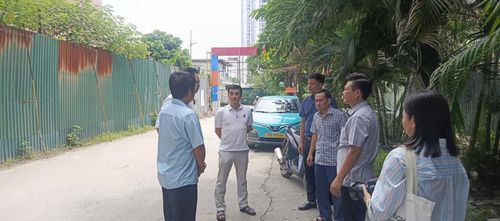 Chủ đầu tư dự án Osaka Complex (48 Ngọc Hồi) báo cáo tiến độ với đoàn kiểm tra. Ảnh TA.