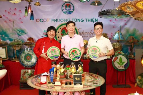 Phiên livestream thu hút hơn 3.000 lượt người xem, góp phần quảng bá sản phẩm OCOP và làng nghề Tùng Thiện trên nền tảng số. Ảnh: TH