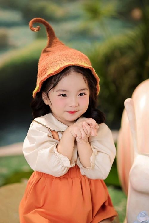 Nếu Kubi và Anna nhiều lần xuất hiện với những thành tích nổi bật trong lĩnh vực dancesport thì hiện tại, nhiều người cũng kỳ vọng Lisa sẽ nối bước anh chị. Cô bé chưa tròn 3 tuổi đã bộc lộ năng khiếu nhảy múa và được nhận xét là thừa hưởng năng khiếu từ bố mẹ.