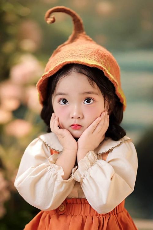Lisa là con gái út của Khánh Thi và Phan Hiển. Dù mới gần 3 tuổi, cô bé đã nhận được sự yêu mến của khán giả. Mới đây, người hâm mộ bất ngờ khi Khánh Thi chia sẻ đoạn clip Lisa nhảy múa.