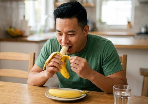 Người bị gout có thể ăn chuối, tuy nhiên, điều này cũng phụ thuộc vào tình trạng bệnh của mỗi người. Ảnh minh họa AI