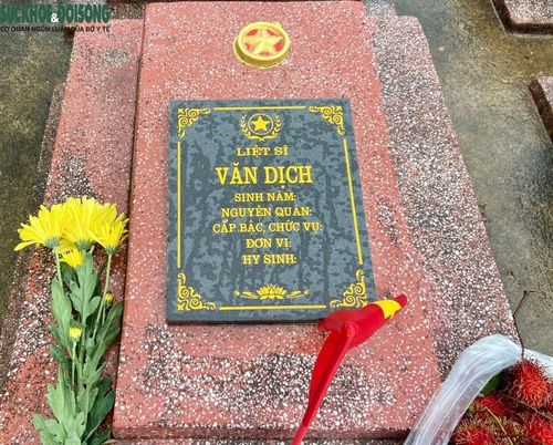 Trên bia tưởng niệm chỉ có tên liệt sĩ Hoàng Văn Dịch, trong nghĩa trang có một phần mộ ghi tên Văn Dịch.