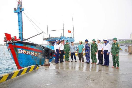 Cán bộ, chiến sĩ ở Trường Sa tuyên truyền cho ngư dân về ý thức bảo vệ môi trường biển. Ảnh: Thành Vũ.