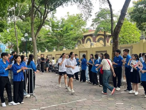 Khi kỳ thi chỉ còn lại hai môn bắt buộc, teen sẽ phần nào "nhẹ gánh" thi cử hơn so với trước kia và có thêm thời gian để ôn luyện hiệu quả. Ảnh minh họa: Linh Phương.