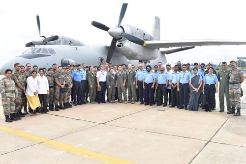 Vận tải cơ An-32 có chiều dài 23,78 m; sải cánh 29,2 m; chiều cao 8,75 m; diện tích cánh 75 m2; trọng lượng rỗng 16.800 kg; trọng lượng cất cánh tối đa 27.000 kg.