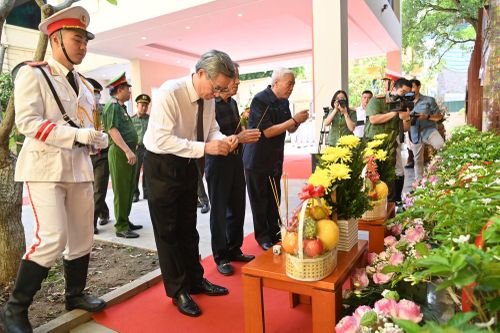 Đại diện thân hân dâng hương trước biển tên 2 liệt sỹ