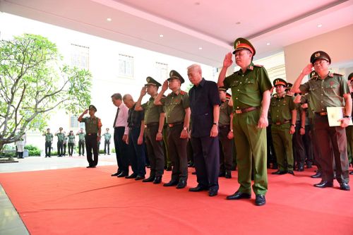 Các đồng chí lãnh đạo tưởng niệm các anh hùng, liệt sĩ Công an Thủ đô