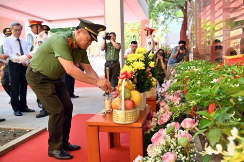 Đồng chí Giám đốc CATP dâng hương trước biển tên 2 liệt sỹ