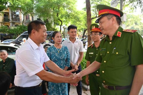 Thiếu tướng Nguyễn Hồng Ky, Phó Giám đốc CATP thăm hỏi thân nhân liệt sỹ Nguyễn Quốc Sinh