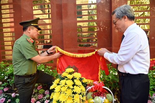 Đồng chí Giám đốc CATP cùng đại diện gia đình liệt sỹ Nguyễn Quang Thụ thực hiện nghi lễ gắn biển tên liệt sỹ lên Đài tưởng nhiệm các anh hùng, liệt sỹ Công an Thủ đô