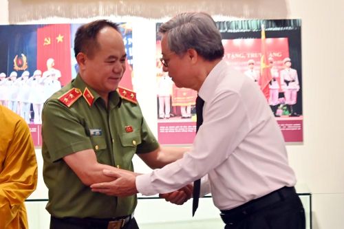 Đại diện gia đình liệt sỹ Nguyễn Quang Thụ xúc động cảm ơn đồng chí Giám đốc CATP Hà Nội