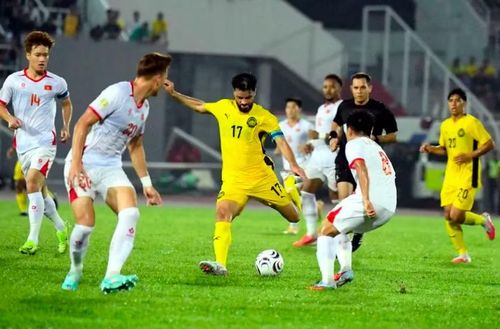 Chủ nhà Malaysia (áo vàng) bất lực trong trận thua Việt Nam 0-2 tại lượt đi (Ảnh: NST)