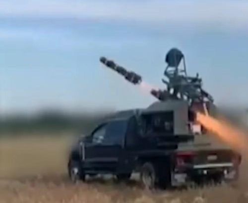 Bệ phóng đạn chứa các tên lửa AGM-114L Longbow Hellfire, có đầu dò dẫn đường bằng radar chủ động. Một quả tên lửa có giá từ 100 đến 150 nghìn đô la Mỹ.