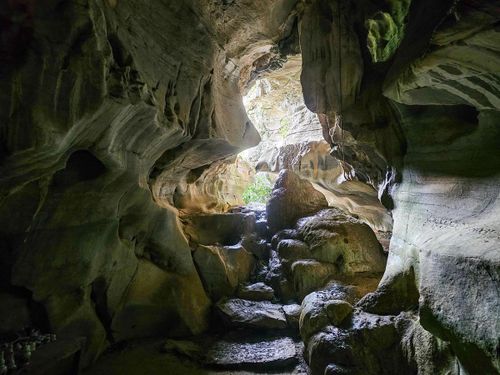 Bên trong động, có những khối nhũ đá kỳ ảo, rủ xuống từ trần hang, gõ vào vang lên âm thanh rất trong trẻo. Ảnh: Đình Minh