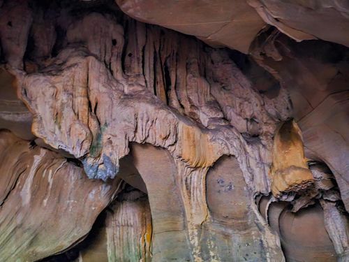 Những khối nhũ đá tự nhiên bám trên trần, vách động với hình dáng biến đổi theo từng góc nhìn, khiến không gian vừa kỳ bí vừa tĩnh lặng. Ảnh: Đình Minh