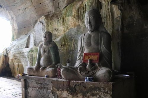 Ông Trịnh Trọng Trung - Trưởng phòng Văn hóa - Xã hội, UBND xã Vĩnh Lộc cho biết: Động Hồ Công gắn với truyền thuyết về tiên ông Hồ Công trong truyện “Hoa Dương Long Khứ". Tương truyền, nơi đây chính là “bầu tiên”, thế giới huyền diệu mà tiên ông từng ngự để luyện thuốc trường sinh. Cũng bởi hình dáng và truyền thuyết ấy, người xưa đã đặt tên cho hang động là động Hồ Công. Ảnh: Đình Minh