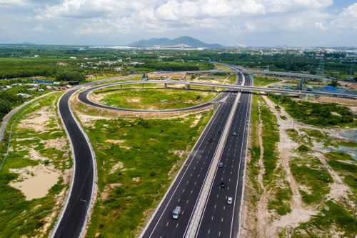  Đặc biệt, thông qua nút giao Quốc lộ 51 và Tân Hiệp, phương tiện từ hướng Bến Lức - TP.HCM có thể tiếp cận cao tốc Biên Hòa - Vũng Tàu, mở thêm hướng đi về Vũng Tàu và cụm cảng Cái Mép - Thị Vải. 