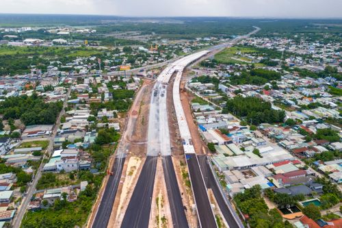  Từ trên cao, công trường gói thầu XL-NG51 hiện lên với hàng loạt mũi thi công đang hoạt động cùng lúc. Những tuyến đường dẫn, cầu vượt và mặt đường đang dần khép kín, cho thấy dự án bước vào giai đoạn nước rút trước ngày hoàn thành. 