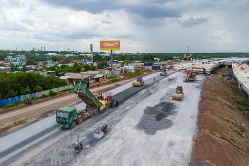 Theo ghi nhận của Tri Thức - Znews vào giữa tháng 8, công trường cao tốc Bến Lức - Long Thành đang diễn ra khẩn trương với nhiều mũi thi công đồng loạt. 