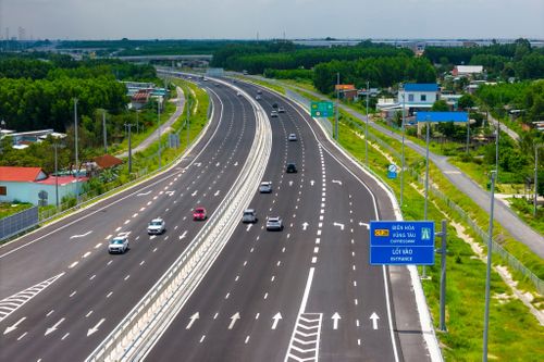  Cao tốc Biên Hòa - Vũng Tàu đã đưa toàn bộ tuyến chính vào khai thác từ ngày 18/5. Việc hoàn thiện các hạng mục kết nối với Bến Lức - Long Thành vì vậy sẽ giúp mạng lưới cao tốc khu vực phía Nam được khép kín hơn, tăng khả năng phân luồng và rút ngắn hành trình giữa miền Tây, trung tâm TP.HCM với Đồng Nai và khu vực Bà Rịa - Vũng Tàu trước đây. 