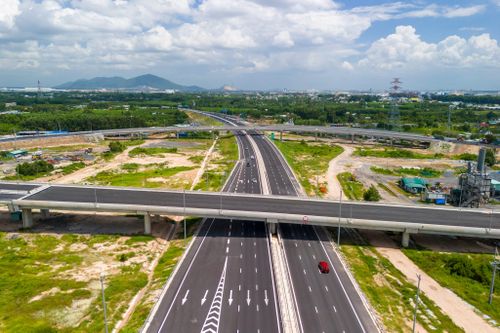  Khi hoàn thành, tuyến cao tốc Bến Lức - Long Thành sẽ tạo trục kết nối trực tiếp giữa khu vực Tây Nam Bộ với Đồng Nai, sân bay Long Thành và mạng lưới cao tốc phía Đông. 