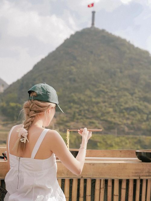 Từ nhiều điểm ở thôn Lô Lô Chải, du khách có thể ngắm trọn cột cờ Lũng Cú. Ảnh: @phuongtali_2709.