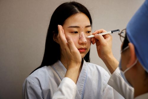  Hiện nay, không ít người xem kết quả phân tích của AI như cơ sở để cân nhắc các quyết định thẩm mỹ, với kỳ vọng cải thiện cả ngoại hình lẫn cơ hội nghề nghiệp. Ảnh: Kim Hong-Ji/Reuters. 