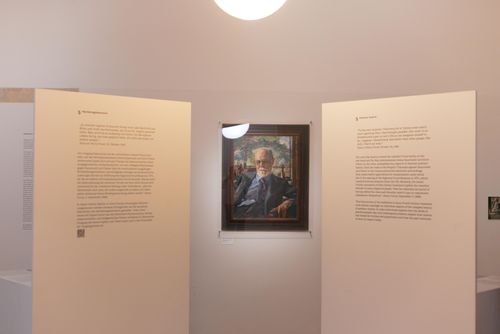  Ngoài đồ dùng của gia đình, bảo tàng Sigmund Freud còn trưng bày những tác phẩm lấy cảm hứng từ ông. Chân dung Sigmund Freud của họa sĩ người Áo Wilhelm Victor Krausz. Ảnh: Đức Huy. 