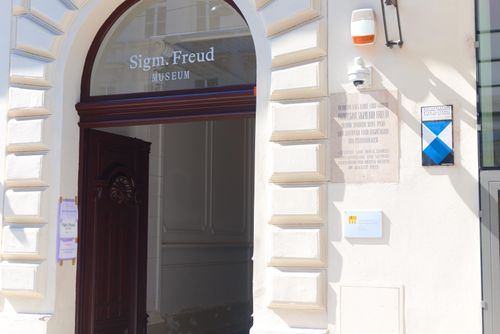  Bên ngoài căn nhà số 19, phố Berggasse (Vienna, Áo). Ảnh: Đức Huy. 
