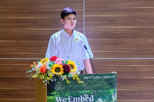  Em Lê Phan Bảo Phúc đại diện thí sinh đạt giải phát biểu cảm tưởng tại Lễ Tổng kết và Trao giải Cuộc thi. Ảnh: BTC 