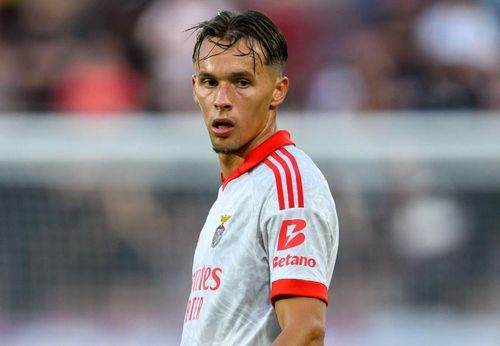 Newcastle chi 35 triệu euro để chiêu mộ hậu vệ cánh Amad Dedic từ Benfica. CLB Bồ Đào Nha muốn giữ chân Dedic nhưng anh đã kiên quyết rời đi sau khi nhận lời mời từ huấn luyện viên Matthias Jaissle.