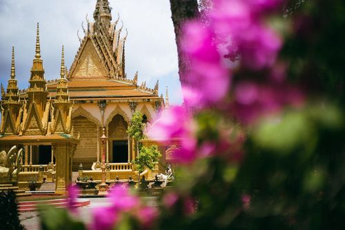 Chùa Vàm Ray được xây dựng trên nền một ngôi chùa cũ hơn 600 năm, khánh thành vào năm 2010. Toàn bộ hạng mục đi theo phong cách kiến trúc cung điện hệ phái Nam tông, kết hợp Ấn Độ giáo và triết lý Phật giáo, nổi bật với lớp sơn son thếp vàng phủ kín. Gần 20 năm qua, chùa Vàm Ray đã trở thành điểm tựa tâm linh, gắn bó với đời sống văn hóa của cộng đồng Khmer Nam Bộ.